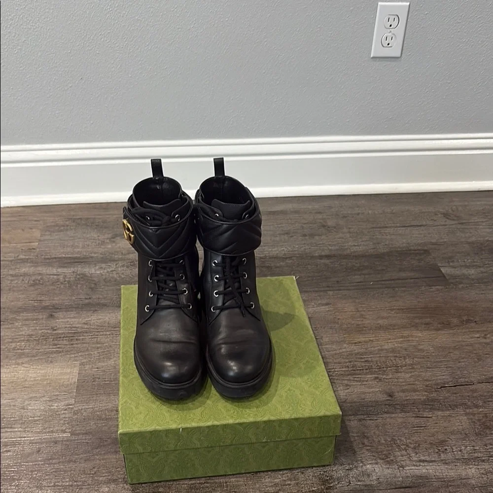 Gucci Black Leather Boots with Gold Emblem - Picture 2 of 7